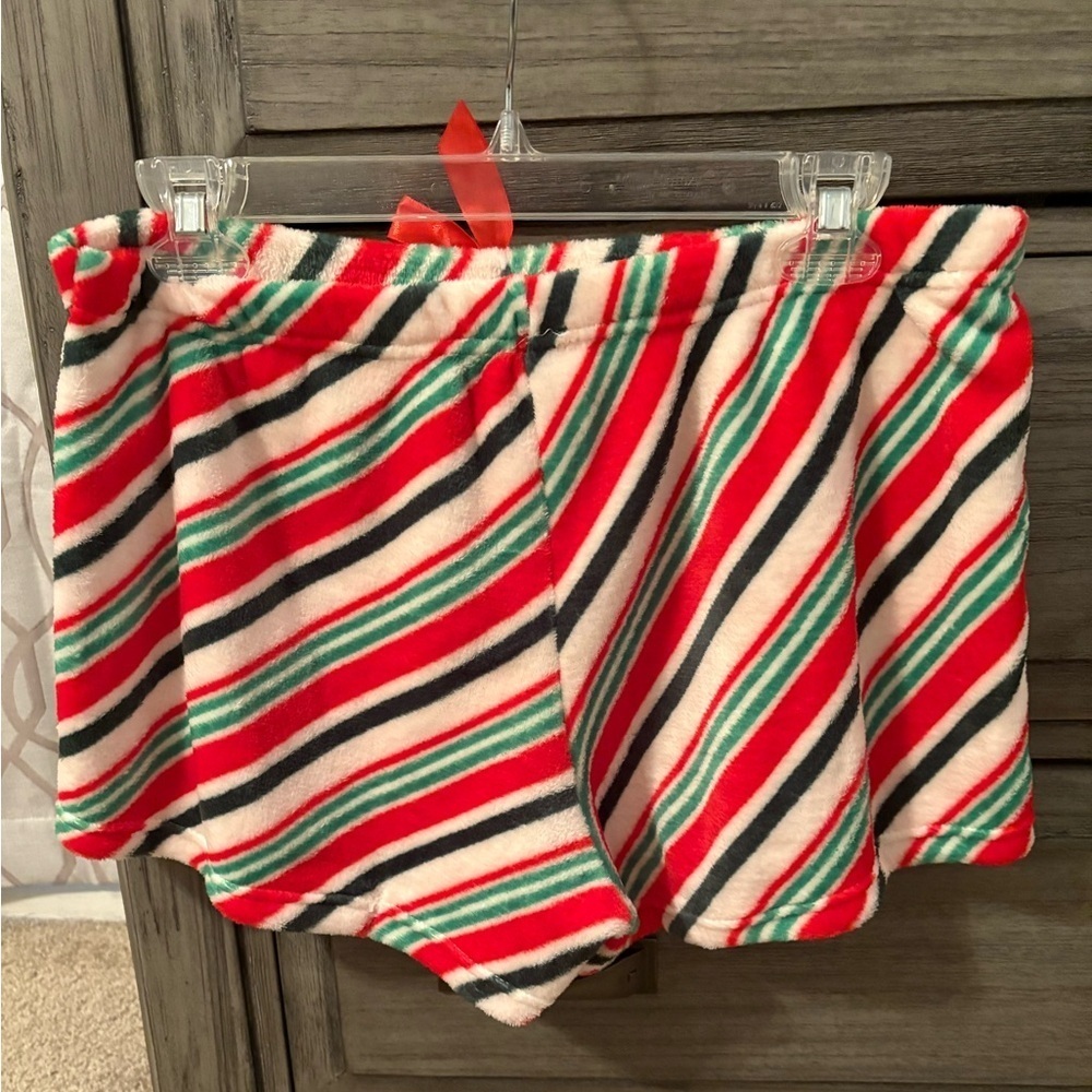 Em & Alfie Two Piece Christmas PJ Short Set
Size Large - Picture 9 of 9